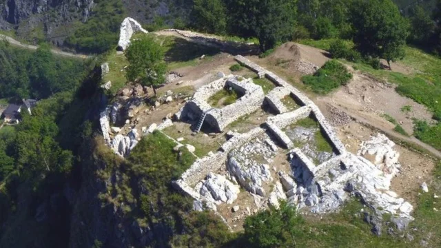 Chateau De Montreal De Sos