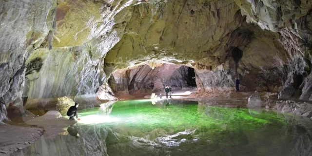 Grotte De Lombrives